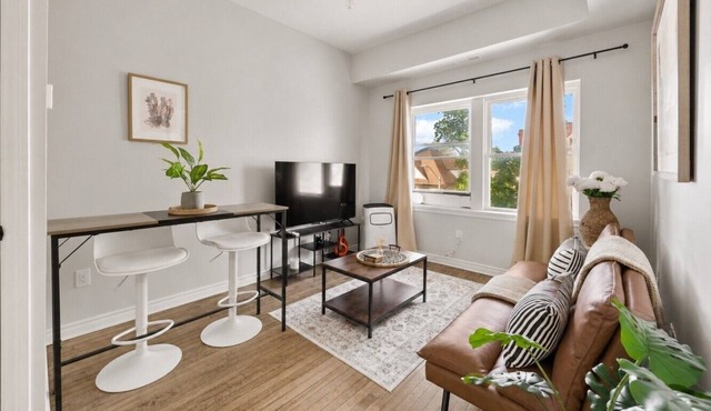 Walkerville 1BR Apartment | WiFi + Workspace