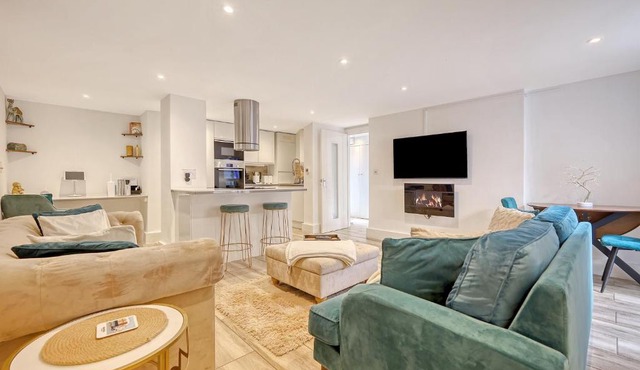 Wanstead Luxe Hideaway - Stunning 2 Bedroom Apartment with Private Terrace & Parking