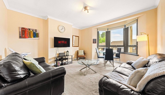Warm Cosy Family Home With Free Parking