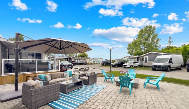 Water Park ~ Walk to Beach ~ Mini Golf ~ Sleeps 8 ~ AC & WiFi
