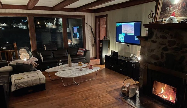 Waterfront cottage 1 hour from Montreal