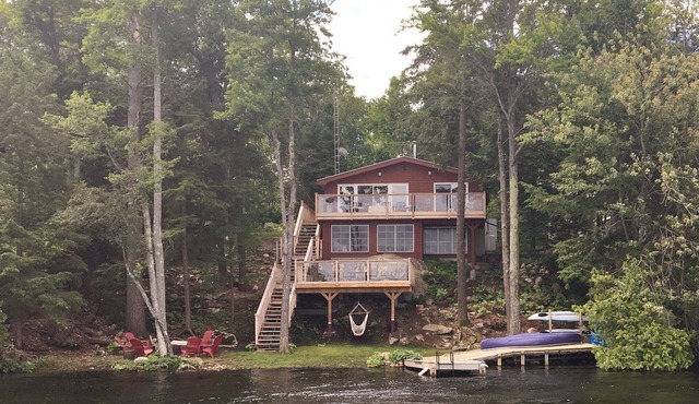Waterfront Cottage on the Lake, with Game Room, Sunroom
