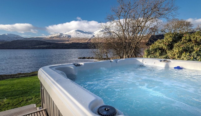 Waterfronted Lodge in the Highlands of Scotland with Hot Tub & Games Room