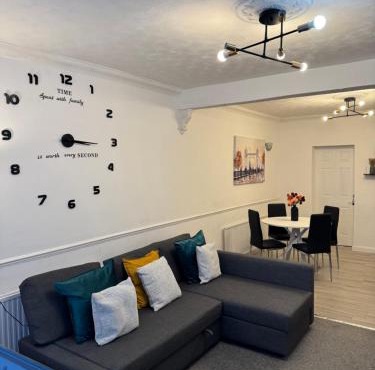 Welcome to This Newly renovated 4 bedroom cozy & charming home in Dagenham, East London