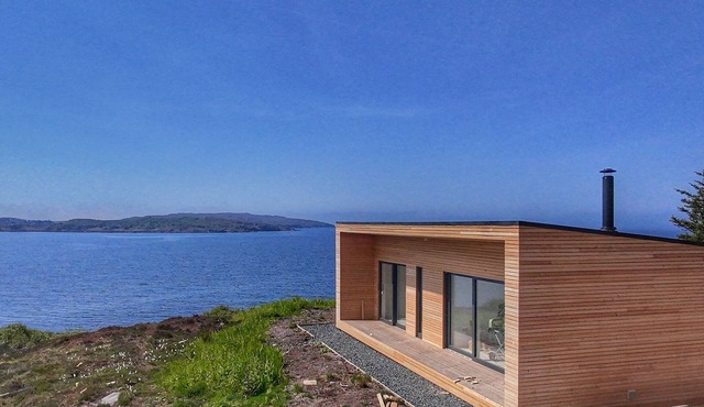 West Bothy -North 58 Bothies- Luxury 1 bedroom house with ocean + mountain views