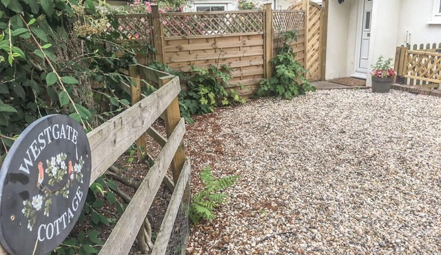 WESTGATE COTTAGE, pet-friendly, near Sittingbourne