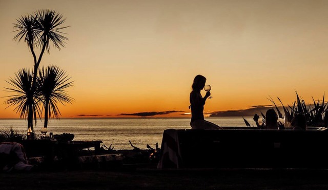 Where the majestic Southern Alps meet the wild West Coast, Drifting Sands offers something truly extraordinary, a rare ocean-to-alps escape that captures the raw beauty of New Zealand's untamed coastline. The Upper Deck, welcomes up to 10 gues