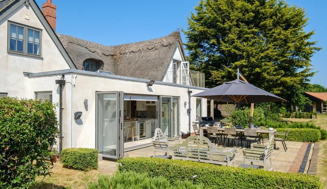 White Cottage, Iken - sleeps 4 guests in 2 bedrooms