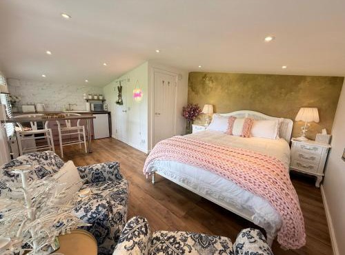 Wild Meadow Cottage - Countryside Views and King Bed