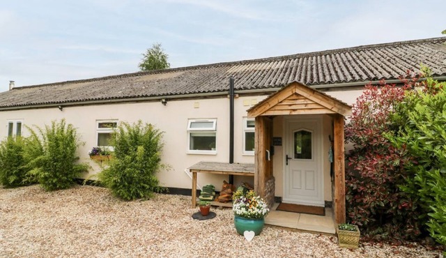 WILLOW LODGE, hot tub, near Kingston-upon-Hull