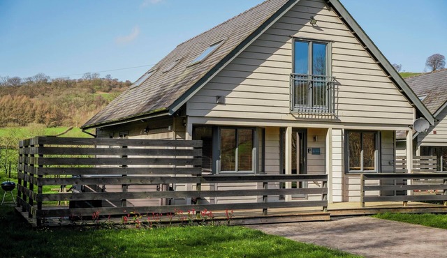 WILLOW LODGE, pet friendly, with hot tub in Llangunllo
