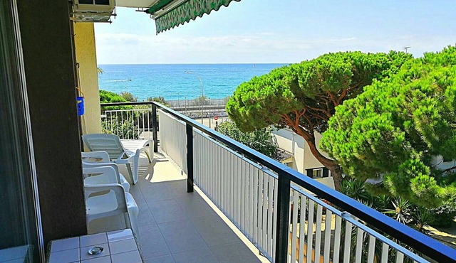 Wohnung "Llavaneras2" mit Meerblick by Interhome