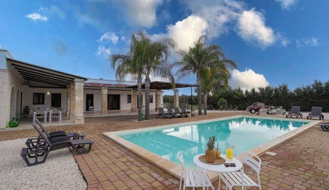 Wonderful private villa for 12 guests with A/C, WIFI, private pool and TV, close to Ostuni