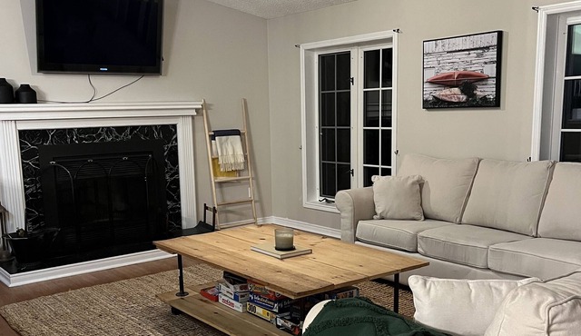 Woodsy Cottage with Hot Tub, Games Room & Wet Bar