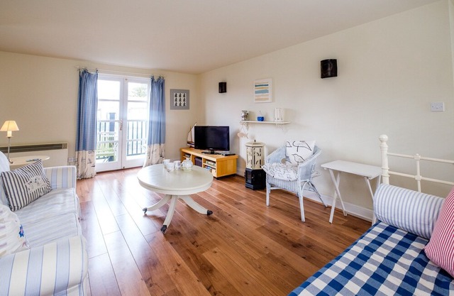 2 Bell Lodge - sleeps 6 guests in 2 bedrooms