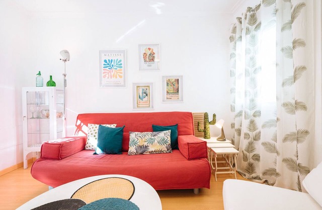 Beautiful & Bright Apartment for 4 People, Parking Optional