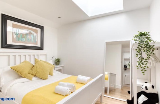 Central Bright 3 Bed Flat with Pool & Parking