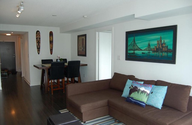 Cozy Apartment + Balcony Next to CN Tower/Rogers/MTCC (Fit 6)