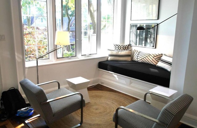 Gorgeous 1BR House- Riverdale
