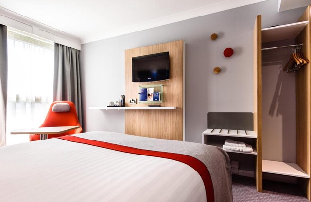 Holiday Inn Express London Airport Ihg Hotel 