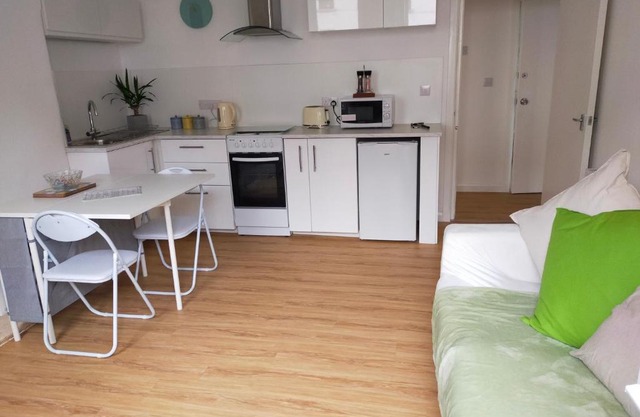 Lovely 2 bedroom with a garden close to the centre