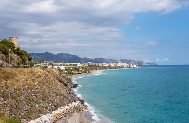 Renovated apartment w/ terrace & marvelous partial ocean views-close to the sea