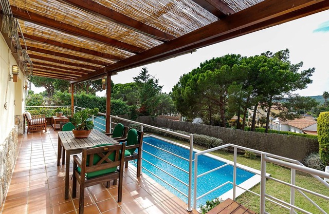 This 6-bedroom villa for up to 10 guests is located in Lloret De Mar and has a private swimming pool