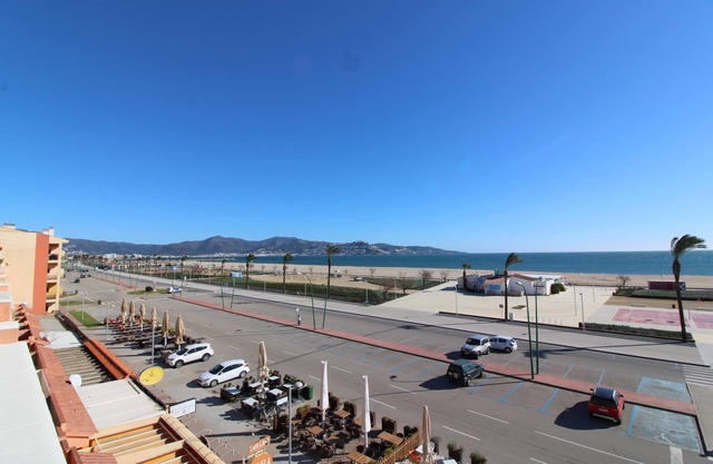 Three bedroom apartment with sea views