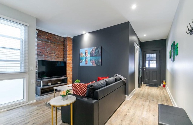 Upscale 2BR Apt - Prime Location w Netflix