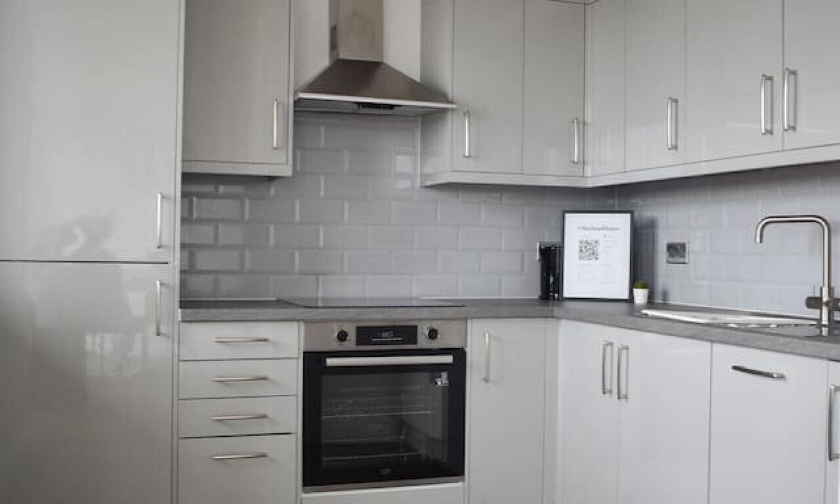 Brentwood Condo | Beautiful two bedroom with balcony in Brentwood