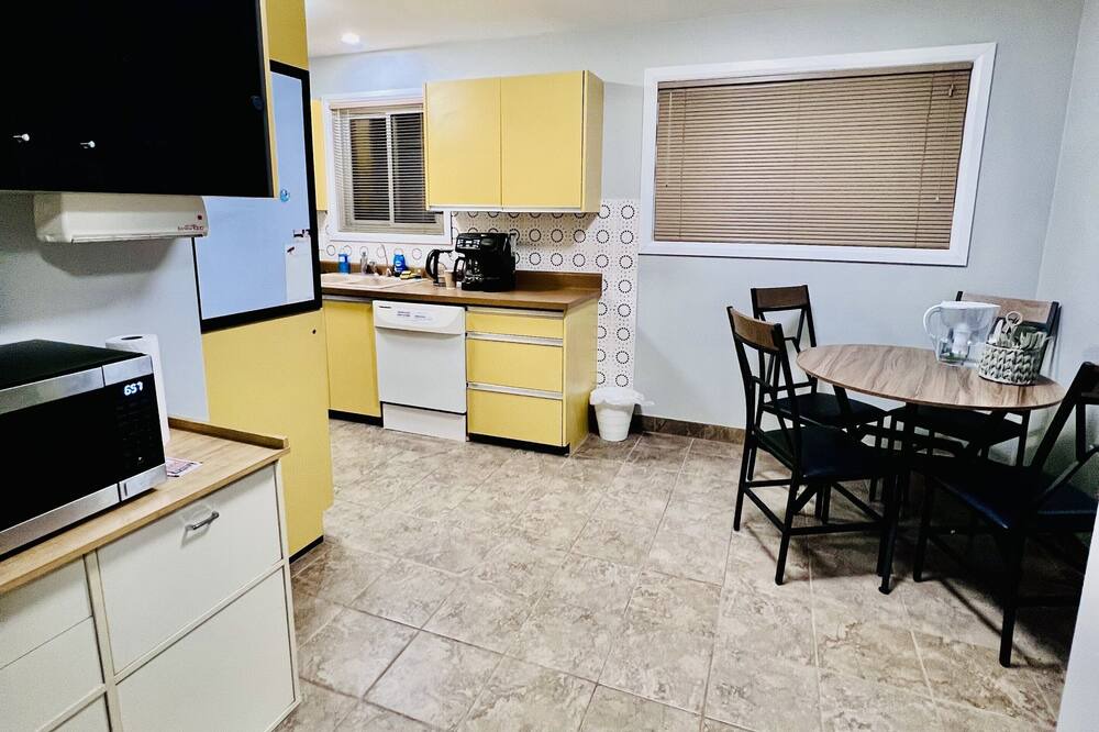 Rosemount House | Cozy 3 Bed, 2 Bath, Pet-friendly Full house in Kitchener with all amenities.
