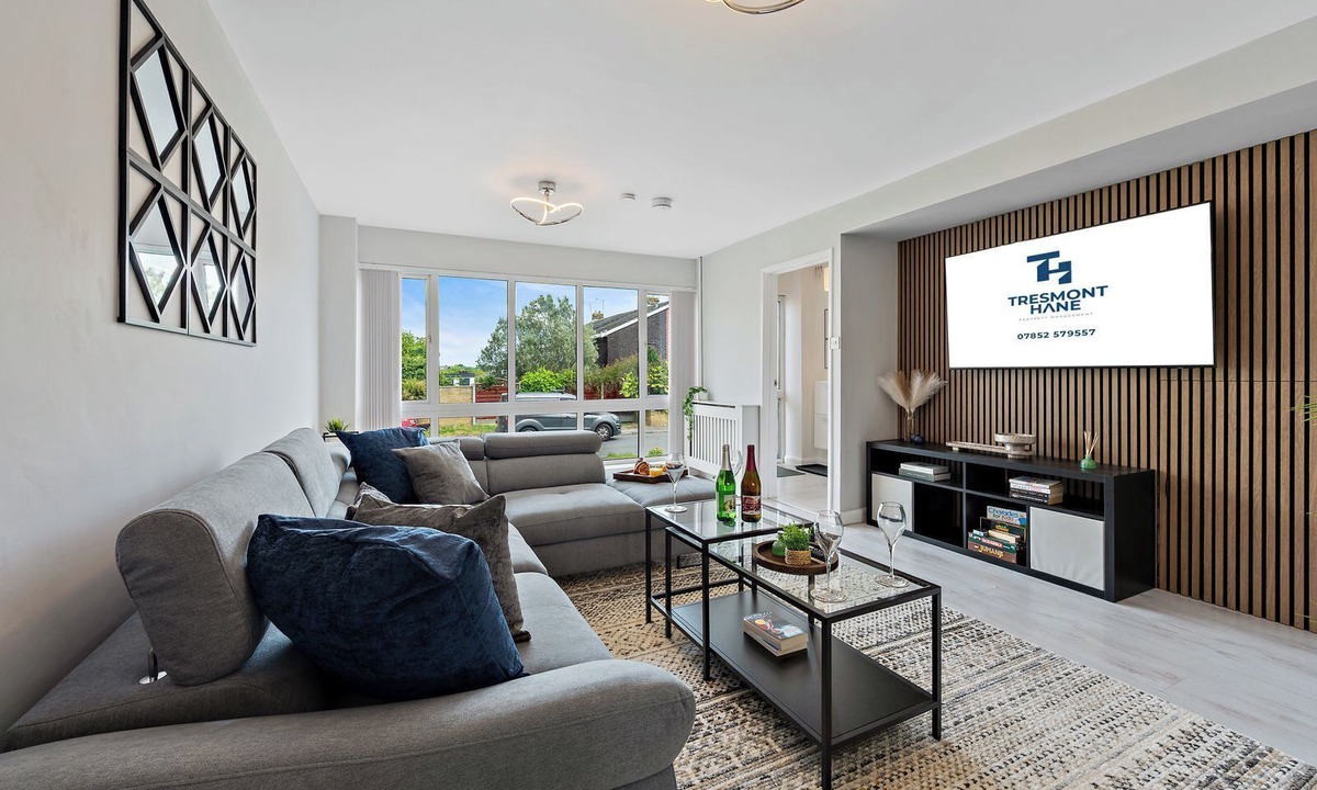 Vange House | Cosy 3-Bed House Basildon | Contractors | Parking