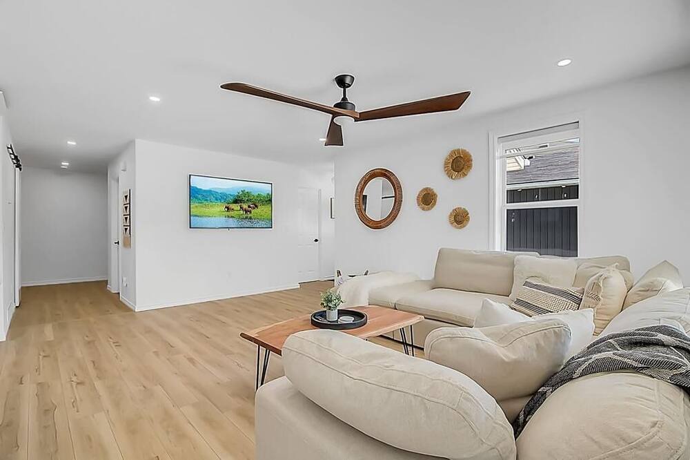 Photo of Livingroom in Town of Essex