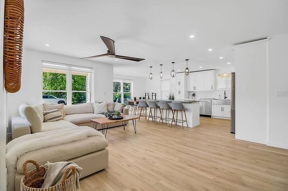 Photo of Livingroom in Town of Essex