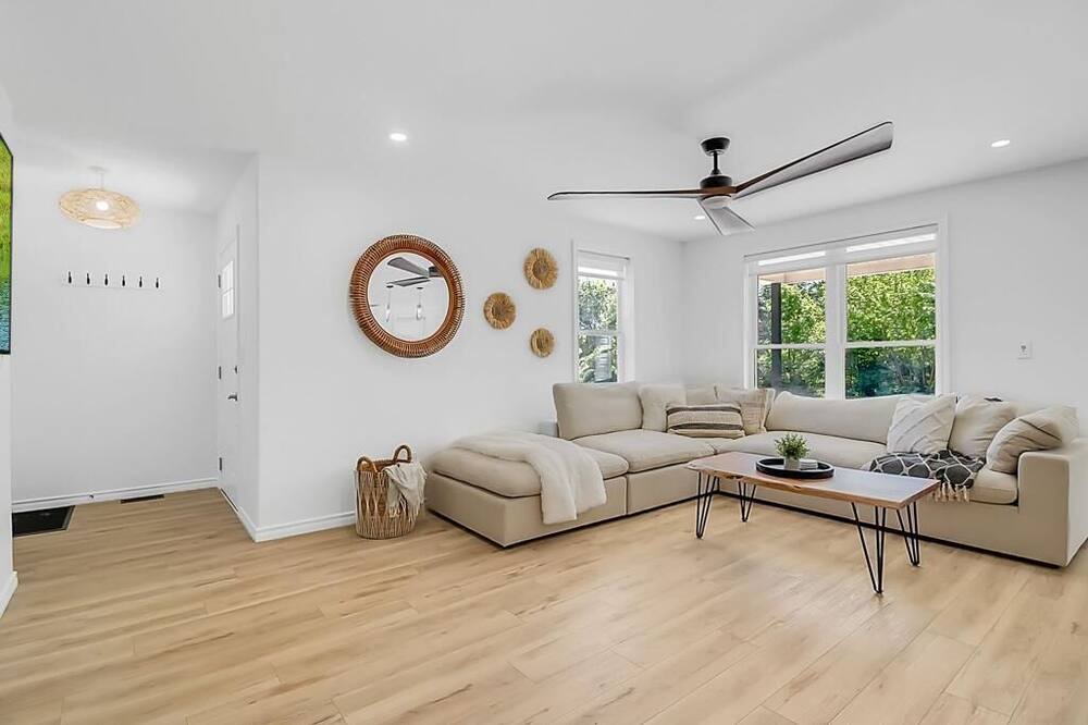 Photo of Livingroom in Town of Essex