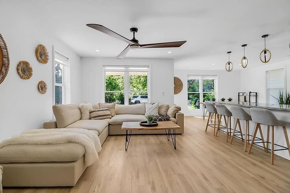 Photo of Livingroom in Town of Essex