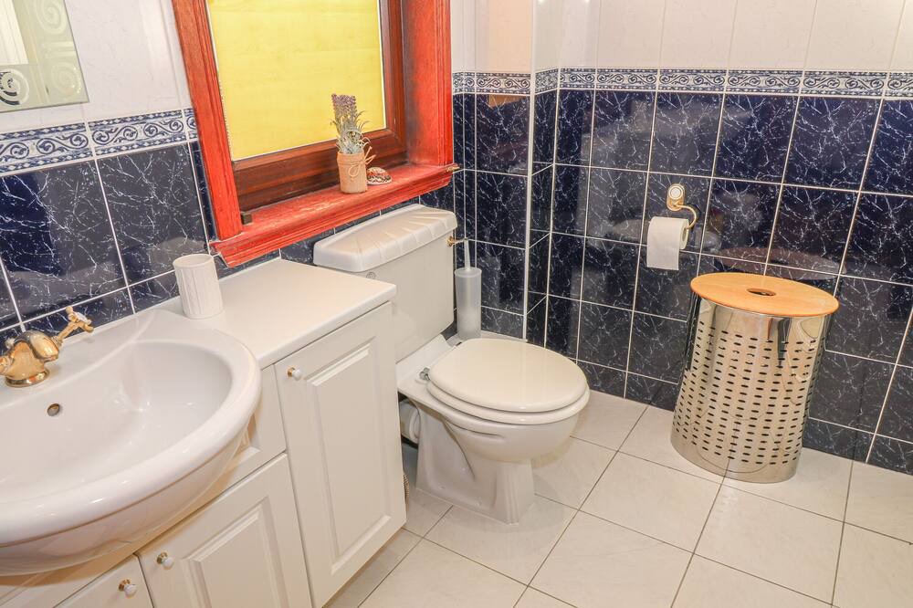 Photo of Bathroom in Wemyss Bay