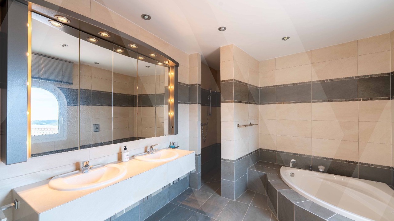 Photo of Bathroom in Palau-Saverdera