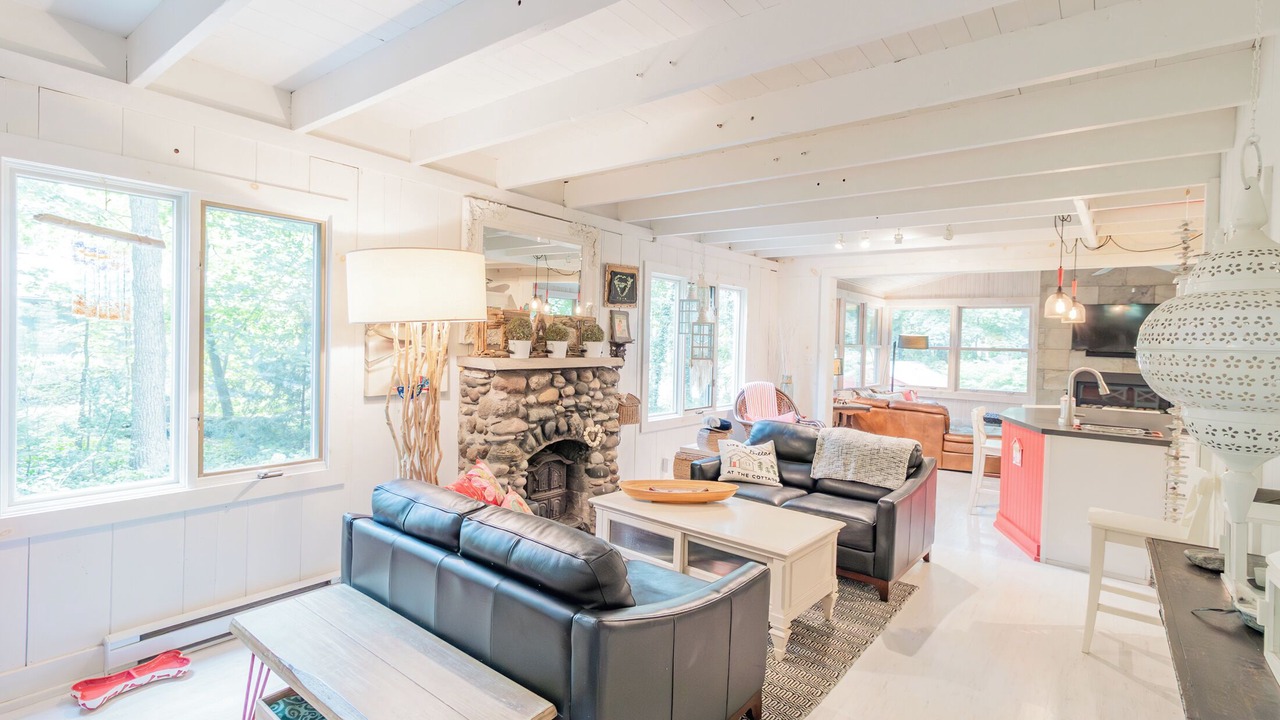 Photo of Livingroom in Grand Bend