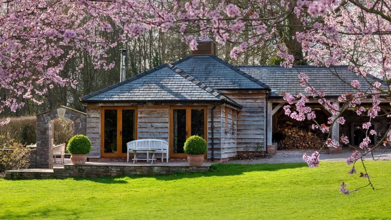 Photo of Patio Balcony in Llanvair Kilgeddin