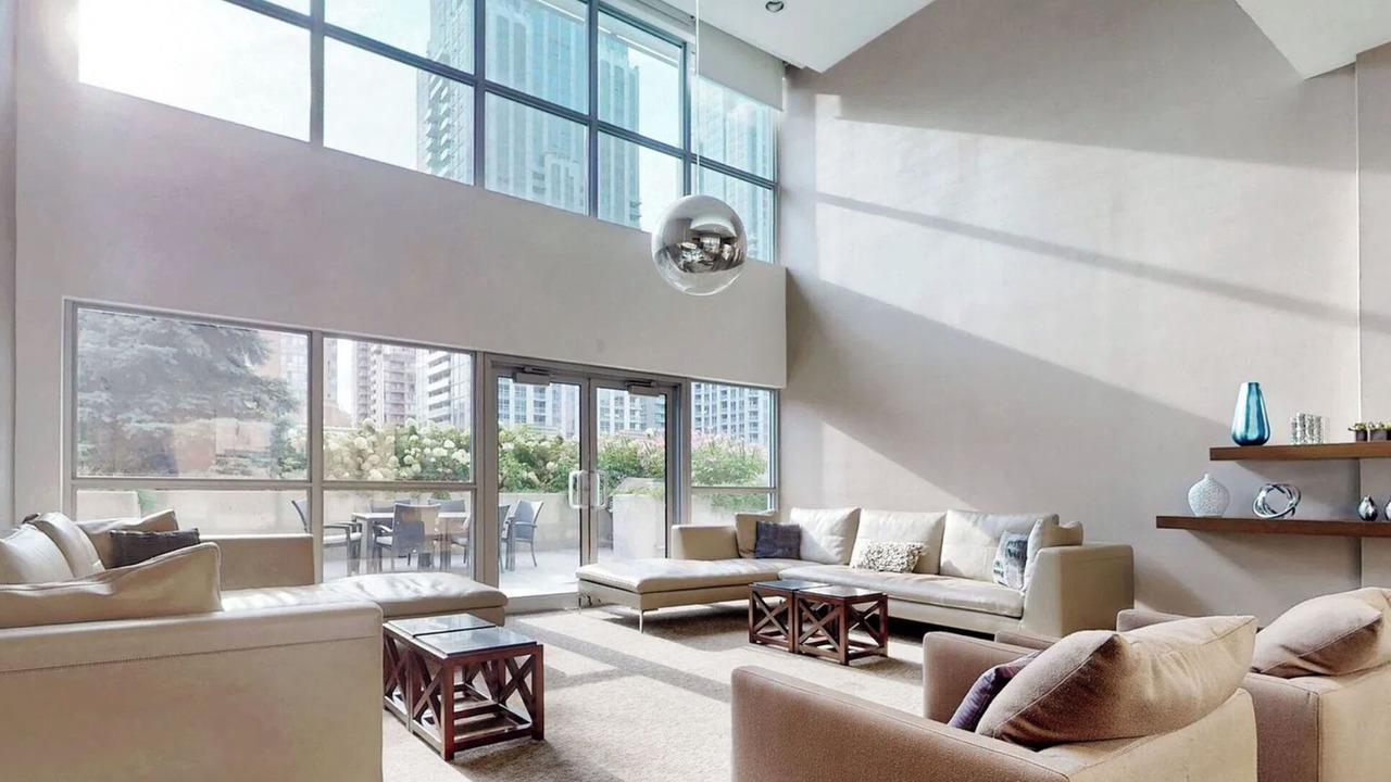 Photo of Livingroom in Bay Street Corridor