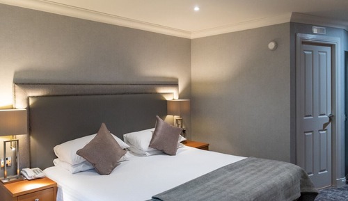 Room (Lodge, King or Twin)