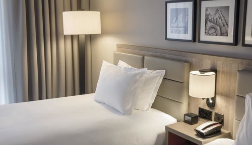 Twin Room (Racecourse View)