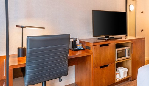 Room, 1 King Bed, Non Smoking, Ground Floor Pet-Friendly