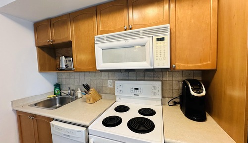 Basic Studio, 1 Queen Bed, Private Bathroom