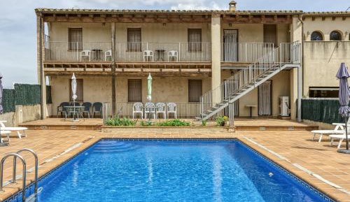 Two-Bedroom Deluxe Apartment with Garden View