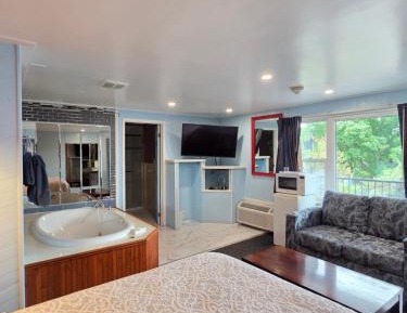 Suite with Hot Tub