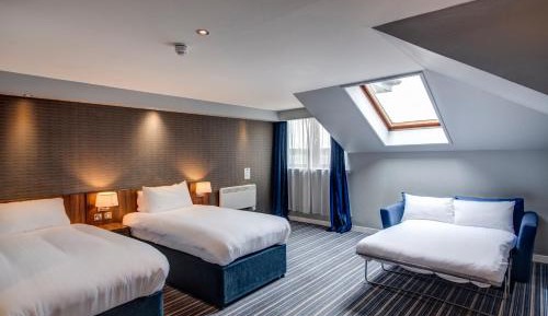 Twin Room with Sofa Bed and Free Hot Breakfast - Accessible