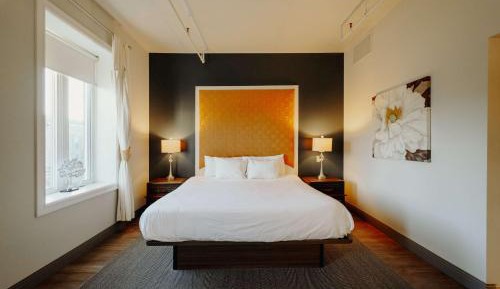King Room with Walk-In Shower and Bath Tub - No Elevator Access/Non-Smoking
