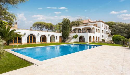 Villa (26 Adults)